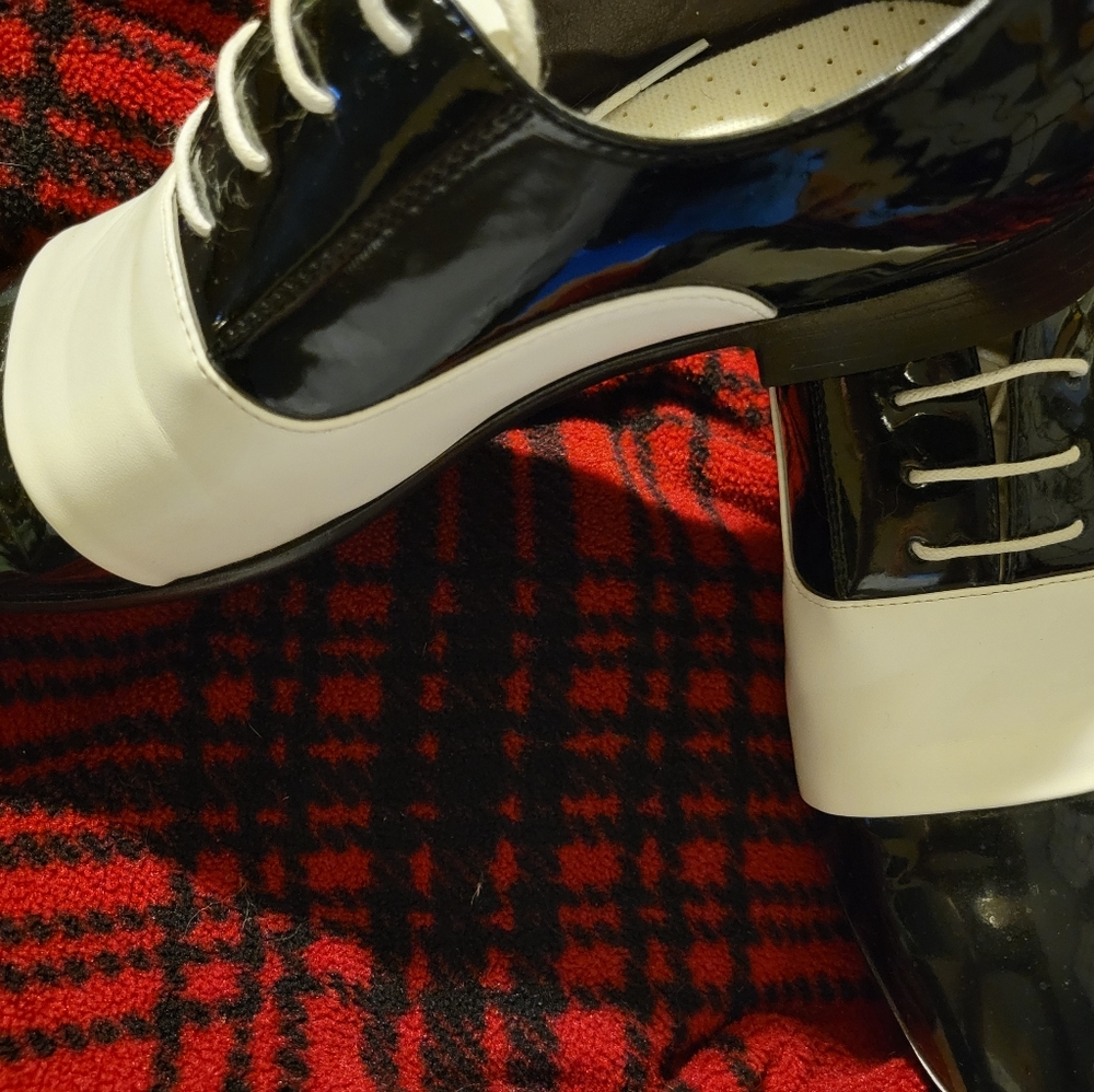 Men's lightweight black & white saddle oxfords.